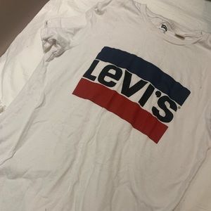 Levi’s t shirt